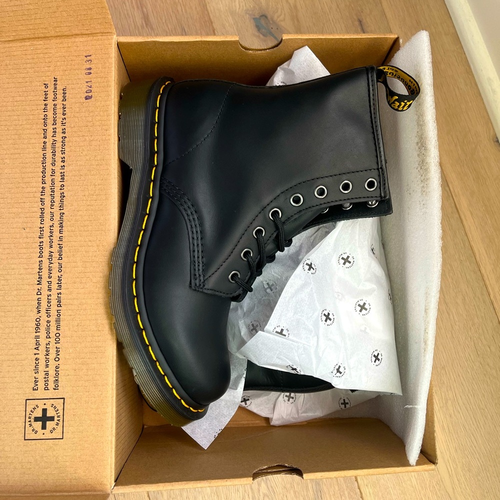 DR. MARTENS 1460 BOOT SMOOTH LEATHER - WOMEN'S NWT